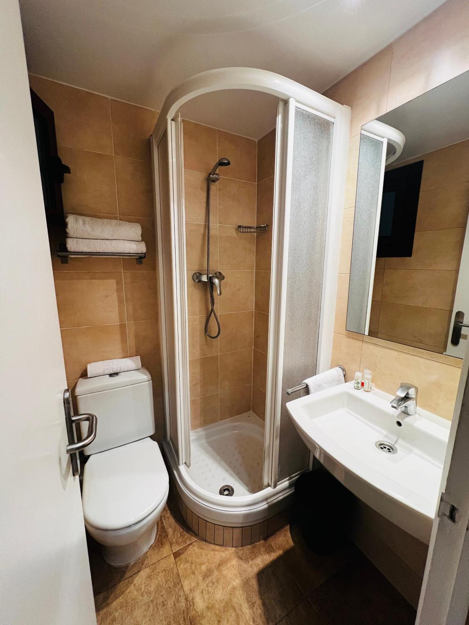 Ciudad Condal Hostal - Paseo De Gracia Barcelona Ngoại thất bức ảnh