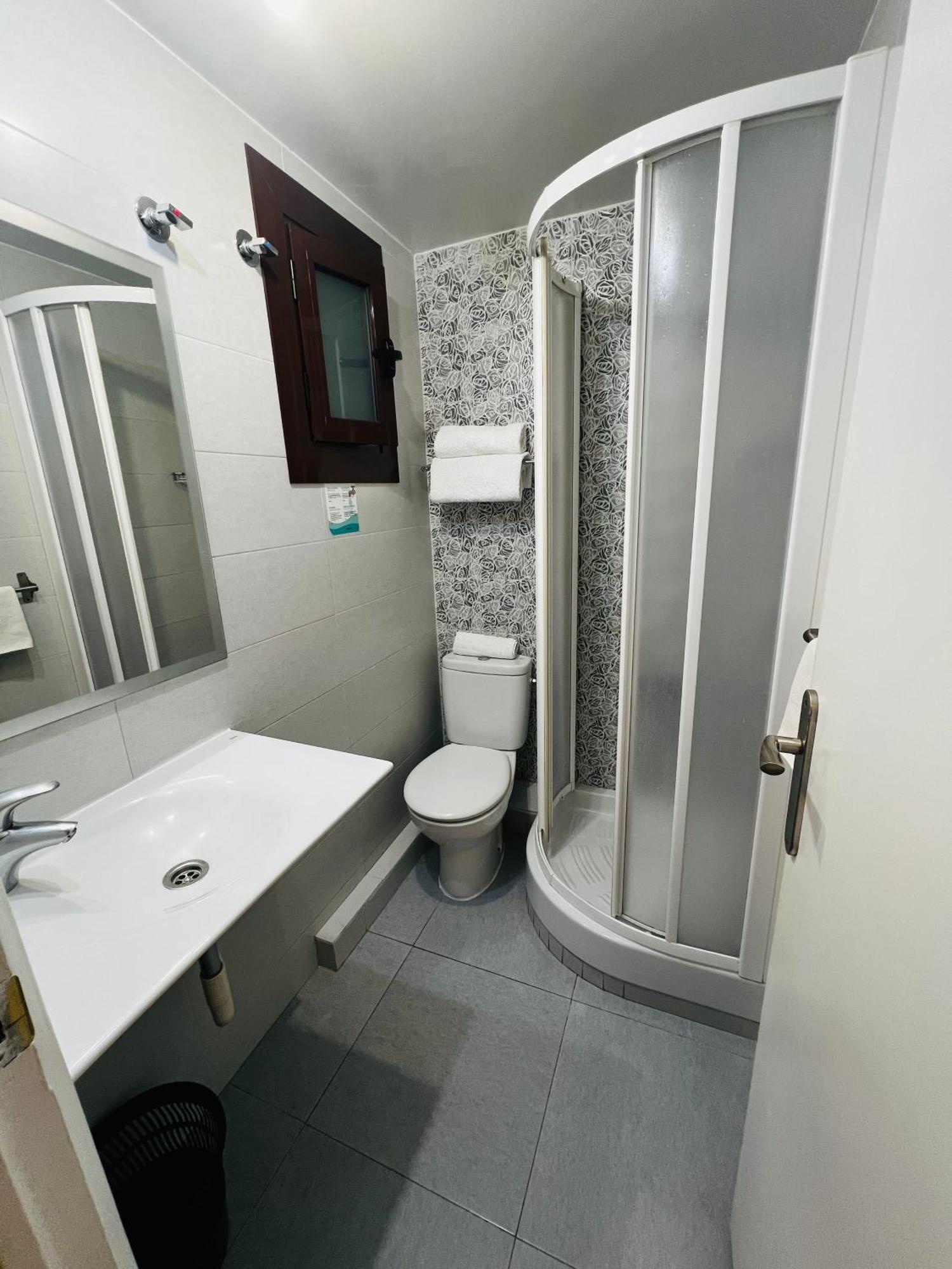 Ciudad Condal Hostal - Paseo De Gracia Barcelona Ngoại thất bức ảnh
